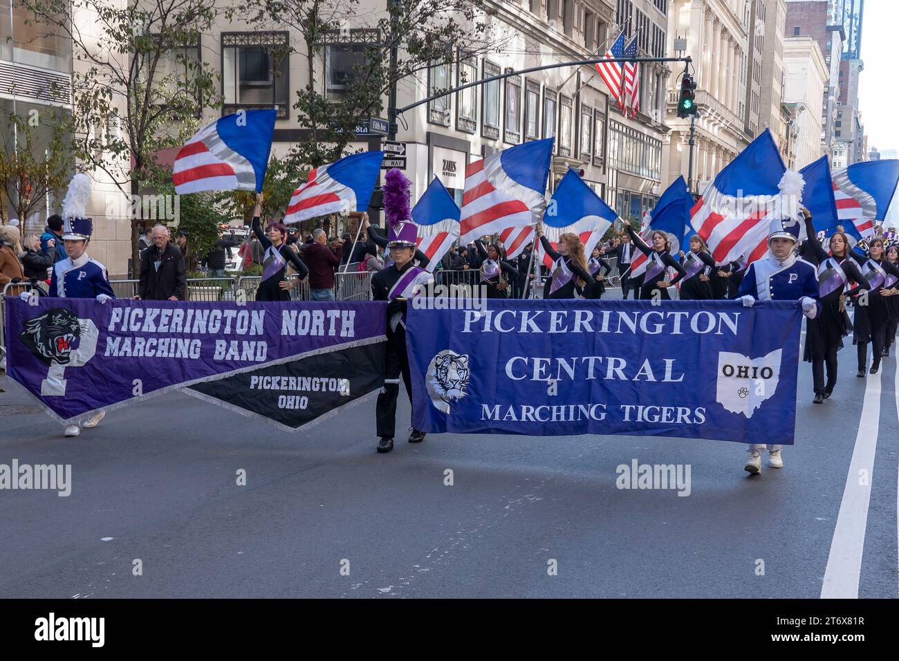 NEW YORK, NEW YORK - 11 NOVEMBRE: La Pickerington North Marching Band di Pickerington, OHIO, partecipa all'annuale Veterans Day Parade l'11 novembre 2023 a New York City. Centinaia di persone hanno percorso la 5th Avenue per assistere alla più grande parata del Veterans Day degli Stati Uniti. Questo evento di quest'anno comprendeva veterani, soldati attivi, agenti di polizia, vigili del fuoco e dozzine di gruppi scolastici che partecipavano alla sfilata che onora gli uomini e le donne che hanno servito e sacrificato per il paese. (Foto di Ron Adar / SOPA Images/Sipa USA) Foto Stock
