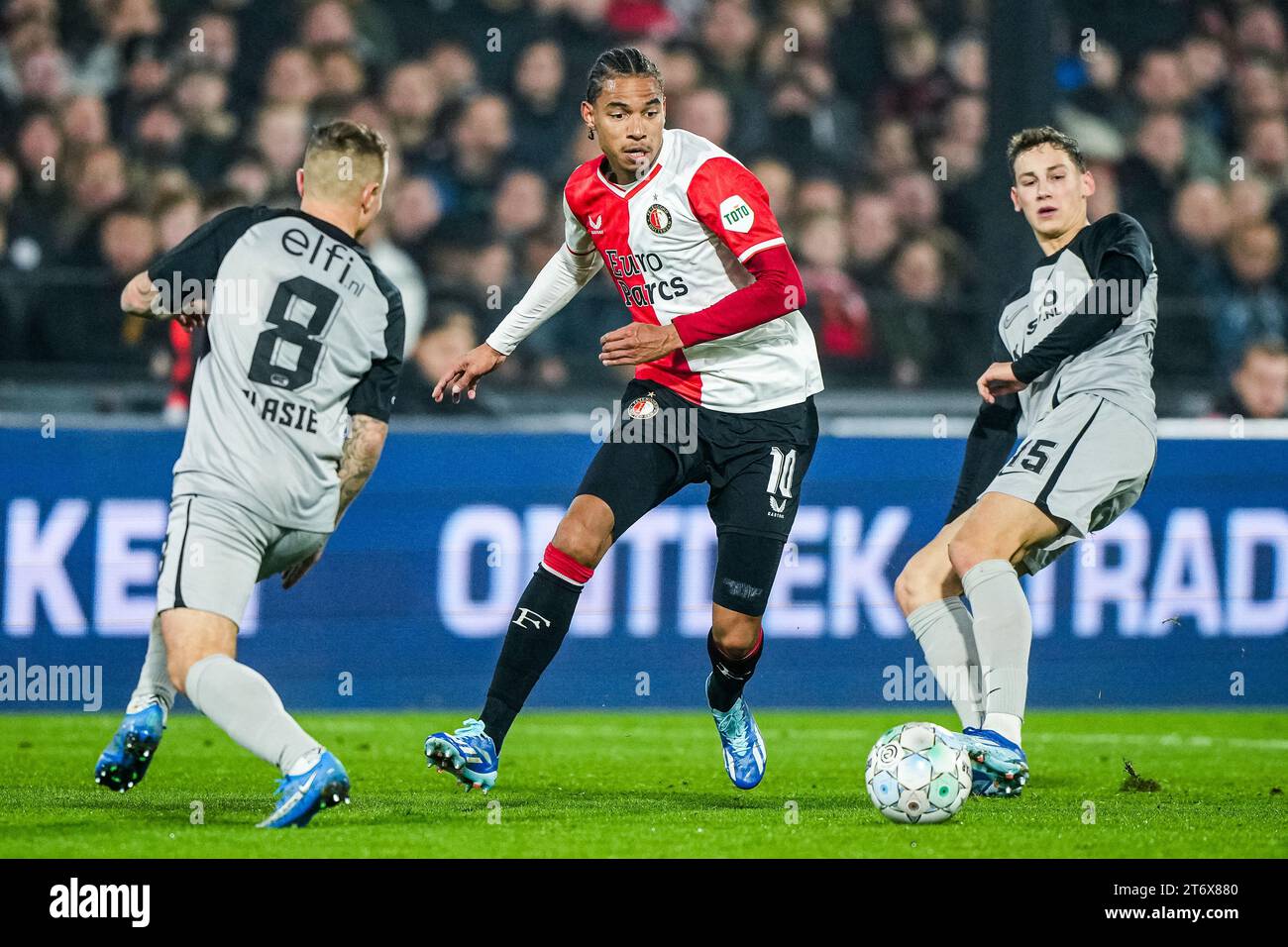 Rotterdam - Calvin Stengs of Feyenoord durante l'Eredivisie match tra Feyenoord e AZ allo Stadion Feijenoord De Kuip il 12 novembre 2023 a Rotterdam, Paesi Bassi. (Immagini da scatola a scatola/Tom Bode) Foto Stock