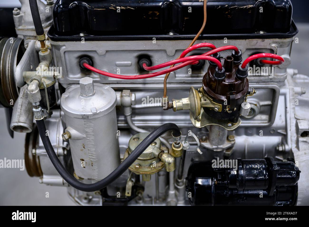 Il motore di un camion della metà del XX secolo con carburatore e candele Foto Stock