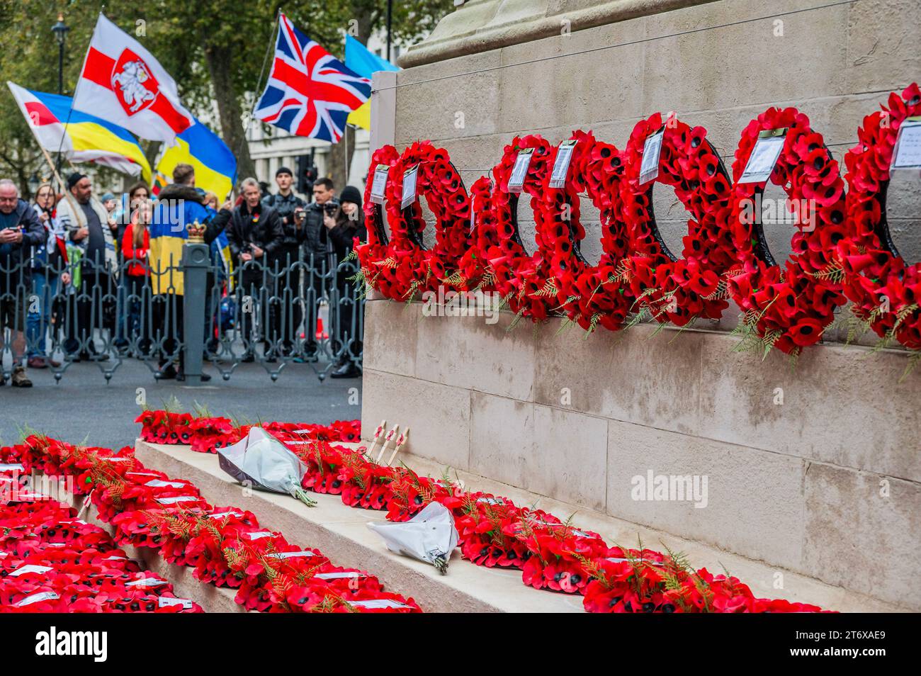 Londra, Regno Unito. 12 novembre 2023. Una domenica di ricordo piovoso al Cenotafio, Whitehall, Londra. Crediti: Guy Bell/Alamy Live News Foto Stock