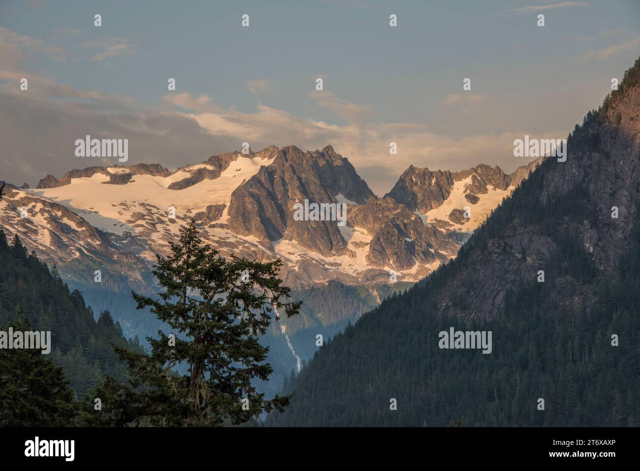 Vista panoramica del Cascade Canyon da una vista sulla strada lungo il fiume Cascade, North Cascades National Park, Marblemount, Washington, USA Foto Stock