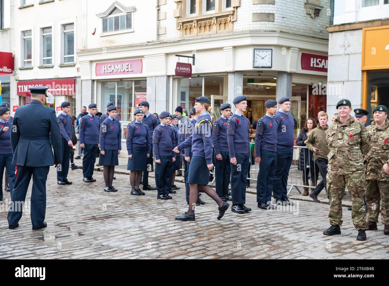 Truro, Cornovaglia, Regno Unito. 12 novembre 2023. Questo pomeriggio, la gente ha partecipato a una cerimonia di posa della corona al War Memorial di Truro, in Cornovaglia. Una processione militare si fermò per il saluto di sua Maestà il Lord Luogotenente del Re per il colonnello della Cornovaglia e T Bolitho OBE, che poi si unì a una processione civica che portò alla formazione della Guardia d'Onore ad alta Croce. Crediti: Keith Larby/Alamy Live News Foto Stock