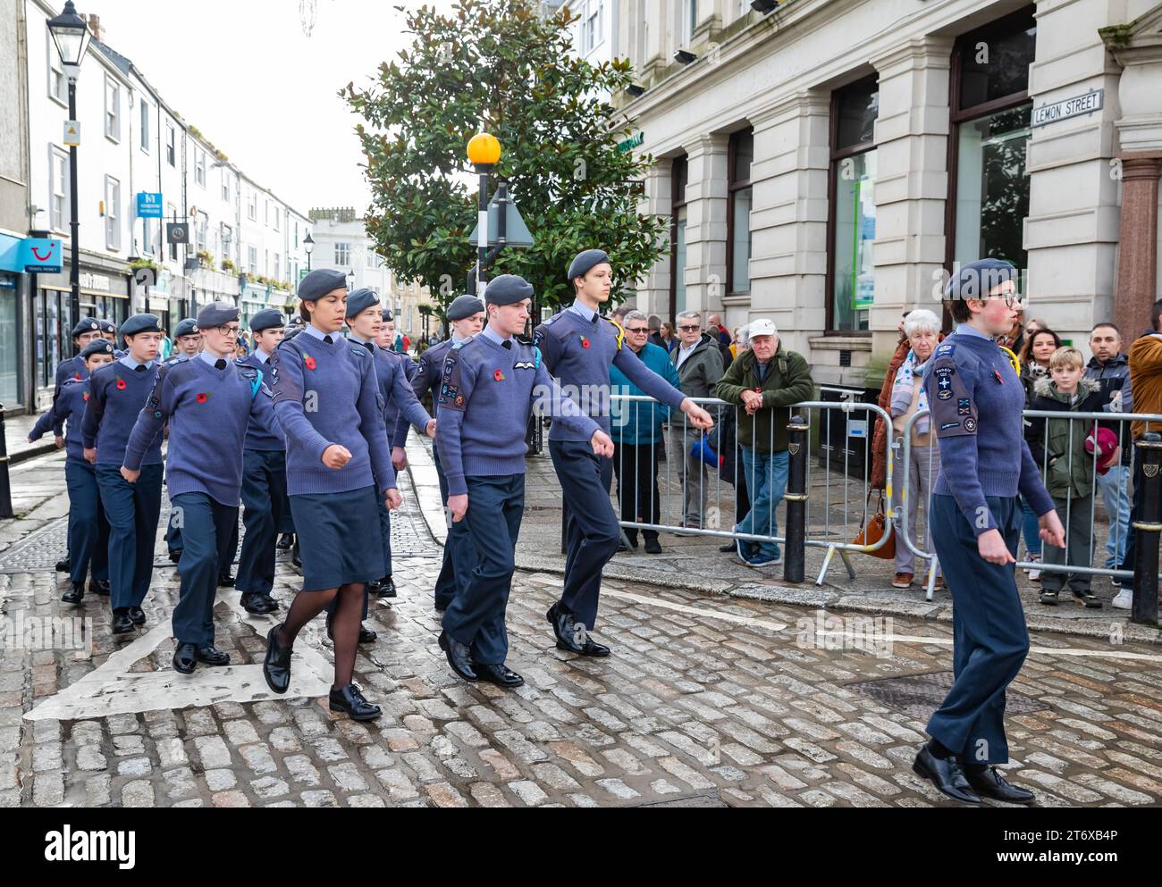 Truro, Cornovaglia, Regno Unito. 12 novembre 2023. Questo pomeriggio, la gente ha partecipato a una cerimonia di posa della corona al War Memorial di Truro, in Cornovaglia. Una processione militare si fermò per il saluto di sua Maestà il Lord Luogotenente del Re per il colonnello della Cornovaglia e T Bolitho OBE, che poi si unì a una processione civica che portò alla formazione della Guardia d'Onore ad alta Croce. Crediti: Keith Larby/Alamy Live News Foto Stock