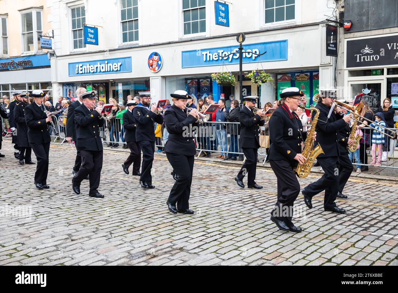 Truro, Cornovaglia, Regno Unito. 12 novembre 2023. Questo pomeriggio, la gente ha partecipato a una cerimonia di posa della corona al War Memorial di Truro, in Cornovaglia. Una processione militare si fermò per il saluto di sua Maestà il Lord Luogotenente del Re per il colonnello della Cornovaglia e T Bolitho OBE, che poi si unì a una processione civica che portò alla formazione della Guardia d'Onore ad alta Croce. Crediti: Keith Larby/Alamy Live News Foto Stock