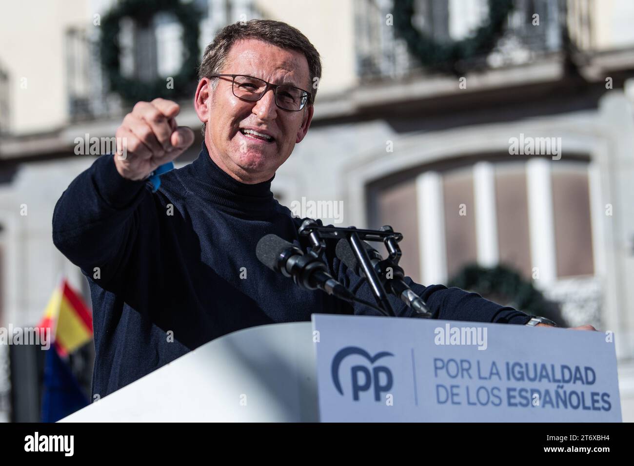 Madrid, Spagna. 12 novembre 2023. Alberto Nuñez Feijoo, leader del Partito Popolare che parla durante una protesta indetta dal Partito Popolare (PP) contro l'accordo di amnistia per i separatisti catalani. Decine di migliaia di persone si sono riunite a Puerta del Sol per protestare contro il governo di Pedro Sanchez del partito socialista PSOE e l'approvazione di un'amnistia per i leader separatisti catalani, inclusa nell'accordo che garantisce l'investitura del candidato socialista. Crediti: Marcos del Mazo/Alamy Live News Foto Stock