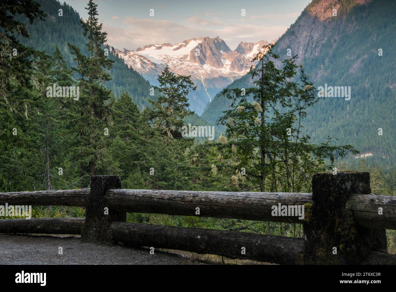 Vista panoramica del Cascade Canyon da una vista sulla strada lungo il fiume Cascade, North Cascades National Park, Marblemount, Washington, USA Foto Stock