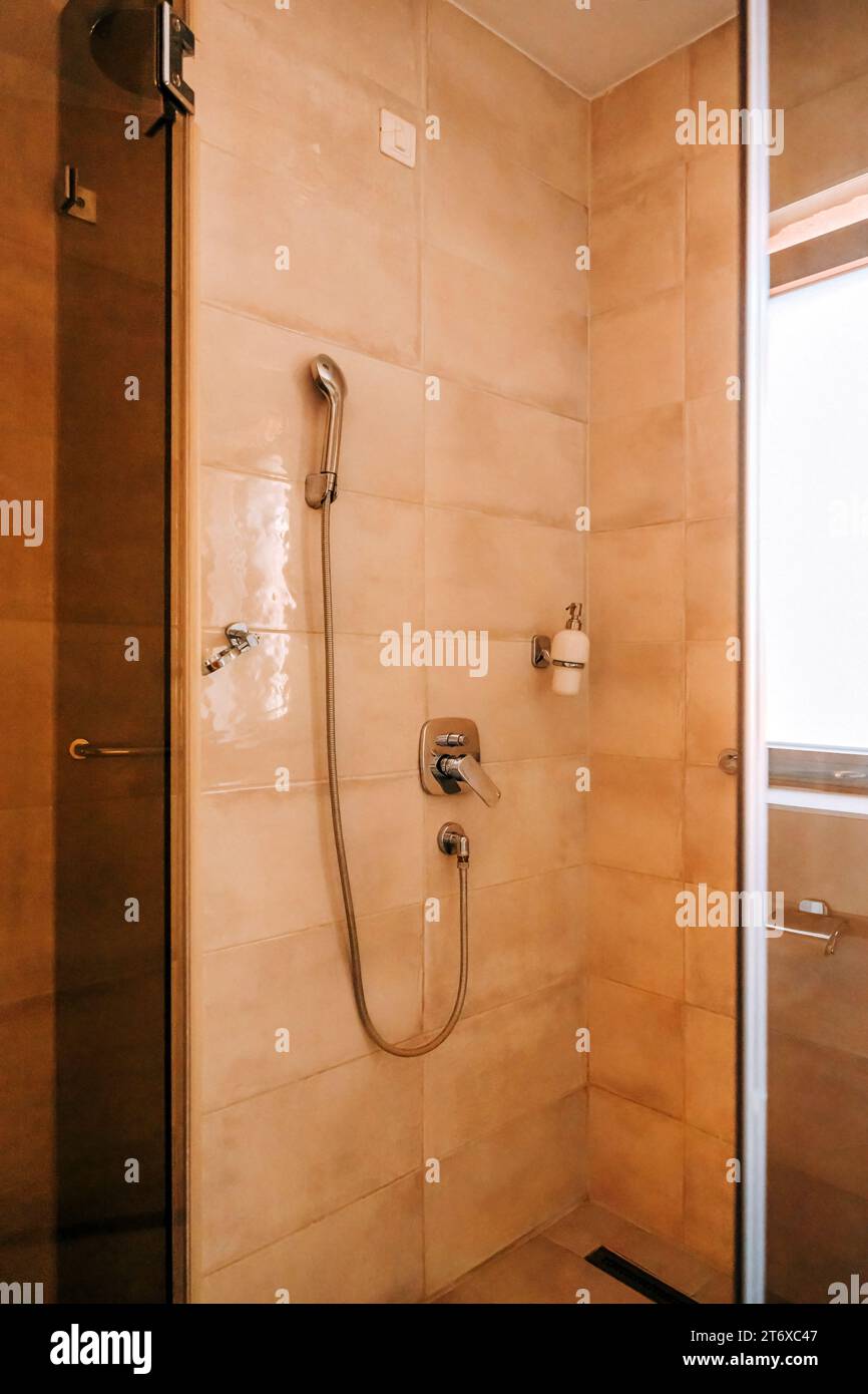 Cabina doccia in bagno con pannello in vetro, immagine verticale con messa a fuoco selettiva Foto Stock