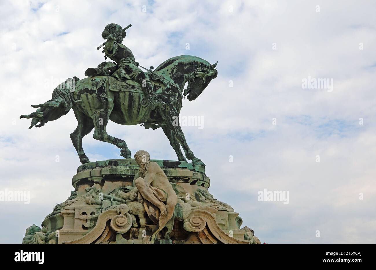 Budapest, B, Ungheria - 18 agosto 2023: Statua del principe Eugenio e un prigioniero ottomano al castello di Buda Foto Stock