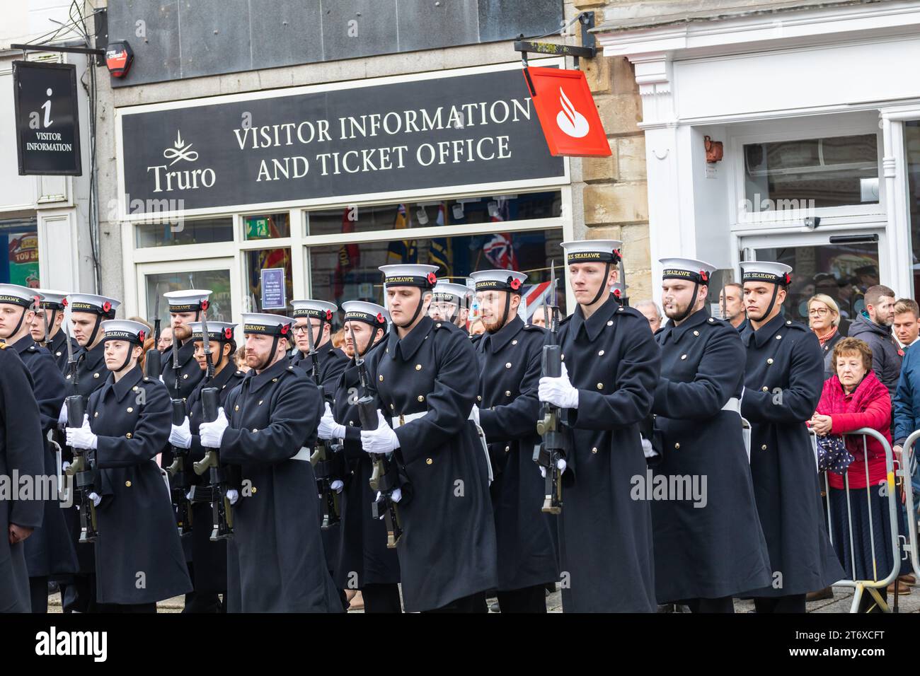 Truro, Cornovaglia, Regno Unito. 12 novembre 2023. Questo pomeriggio, la gente ha partecipato a una cerimonia di posa della corona al War Memorial di Truro, in Cornovaglia. Una processione militare si fermò per il saluto di sua Maestà il Lord Luogotenente del Re per il colonnello della Cornovaglia e T Bolitho OBE, che poi si unì a una processione civica che portò alla formazione della Guardia d'Onore ad alta Croce. Crediti: Keith Larby/Alamy Live News Foto Stock