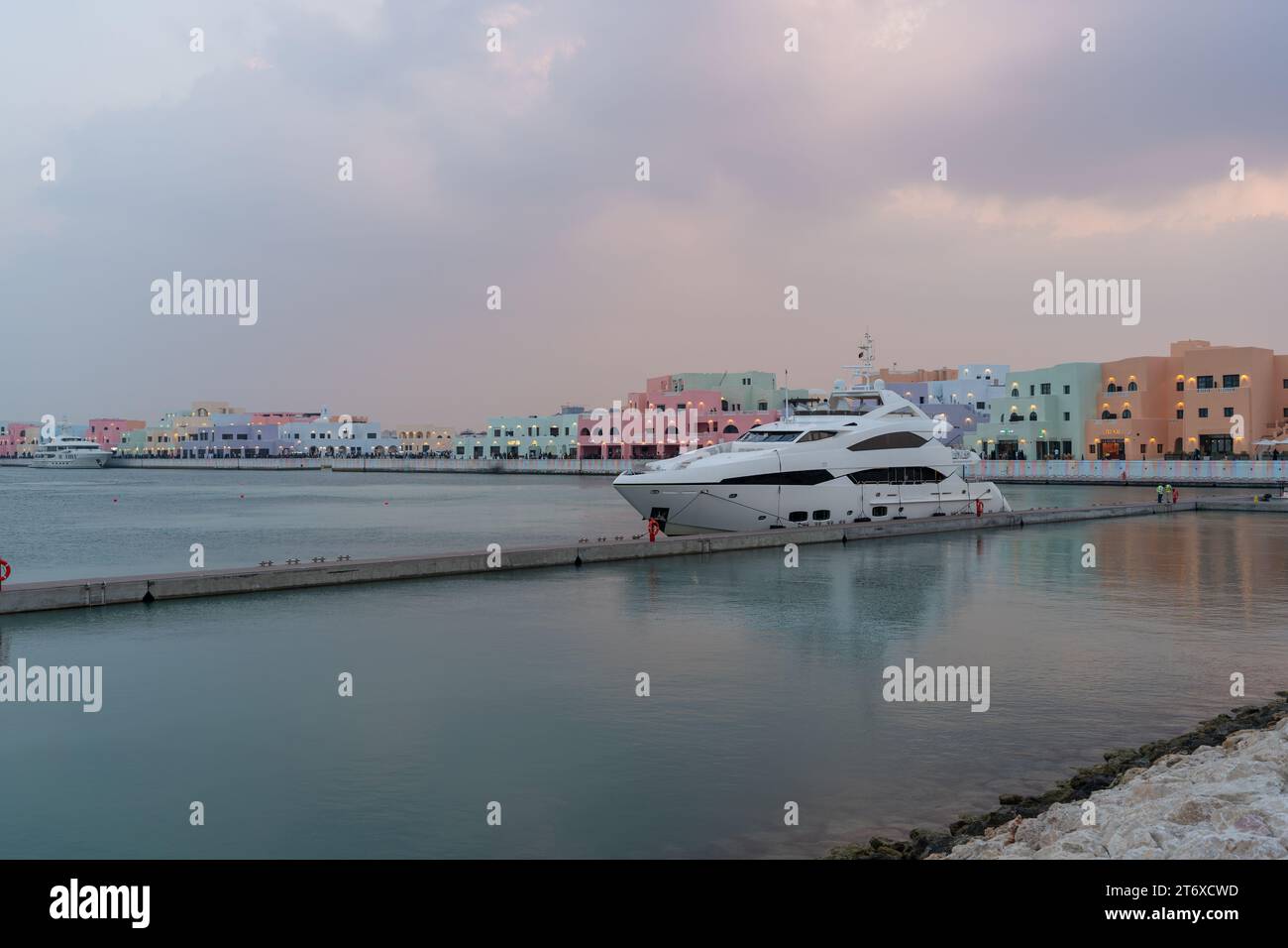 Doha, Qatar - 19 dicembre 2022: Il distretto di Mina è un luogo turistico più recente situato presso il vecchio porto di Doha, Qatar. Foto Stock