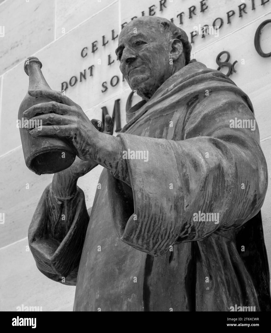 Statua di Don Pierre Perignon di fronte al quartier generale di Moet et Chandon, Epernay, regione Champagne, Francia. Foto Stock