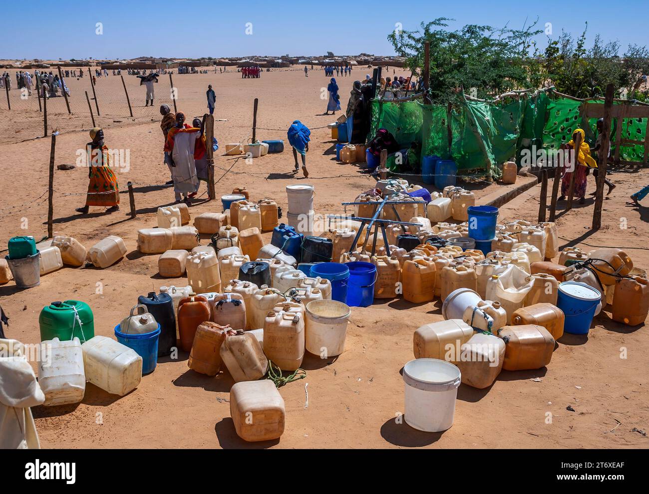 Distribuzione dell'acqua a Ouri cassoni, campo profughi per i rifugiati Darfuri nel Ciad settentrionale Foto Stock