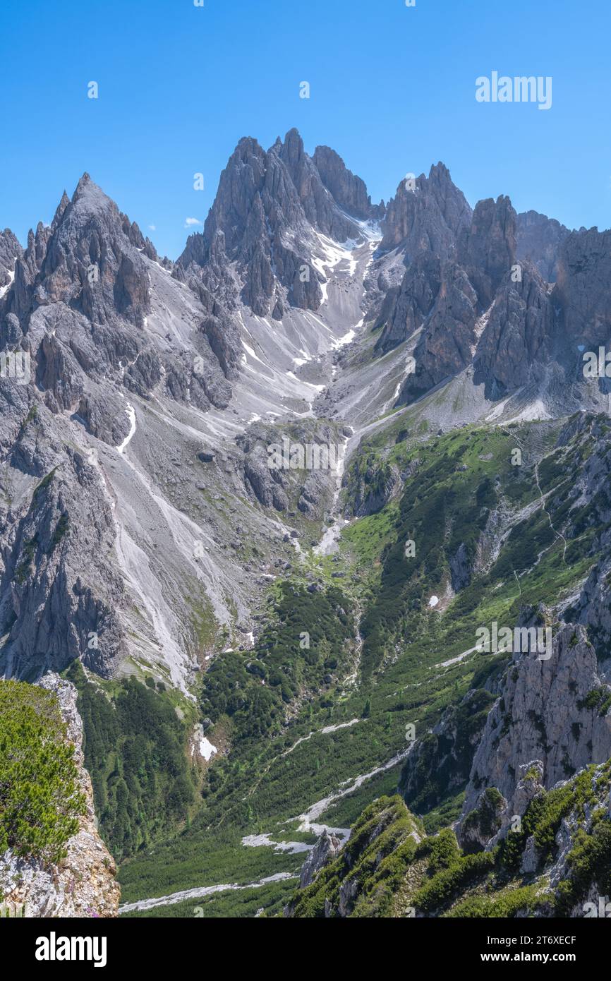 Famosa vista dei monti Cadini di Misurina, vista dal basso delle tre Cime di Lavaredo. Iconica valle glaciale alpina nelle Dolomiti italiane. Foto Stock