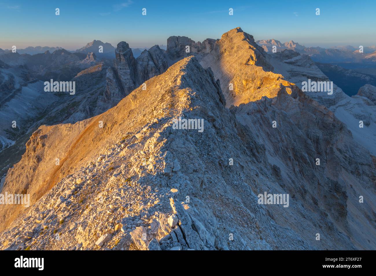 Alba su un ripido crinale, trekking nell'alta montagna delle Dolomiti italiane vicino al parco Fanes Braies, regione Ampezzo. Foto Stock