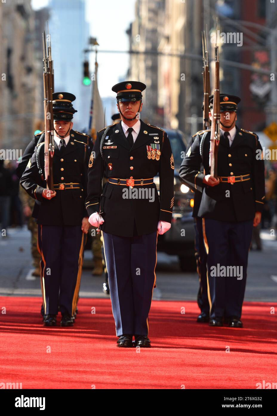 La US Marine Corp Silent Drill Platoon marcia nella 104a parata annuale del New York City Veterans Day l'11 novembre 2023 a New York City. Foto Stock