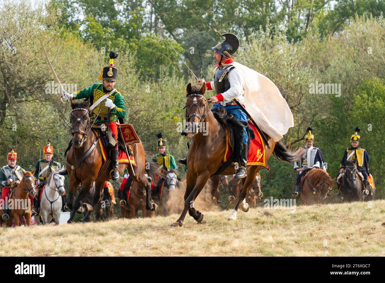 I soldati di cavalleria duellano in una rievocazione storica della battaglia. Pakozd, Ungheria - settembre 30. 2023. Foto Stock