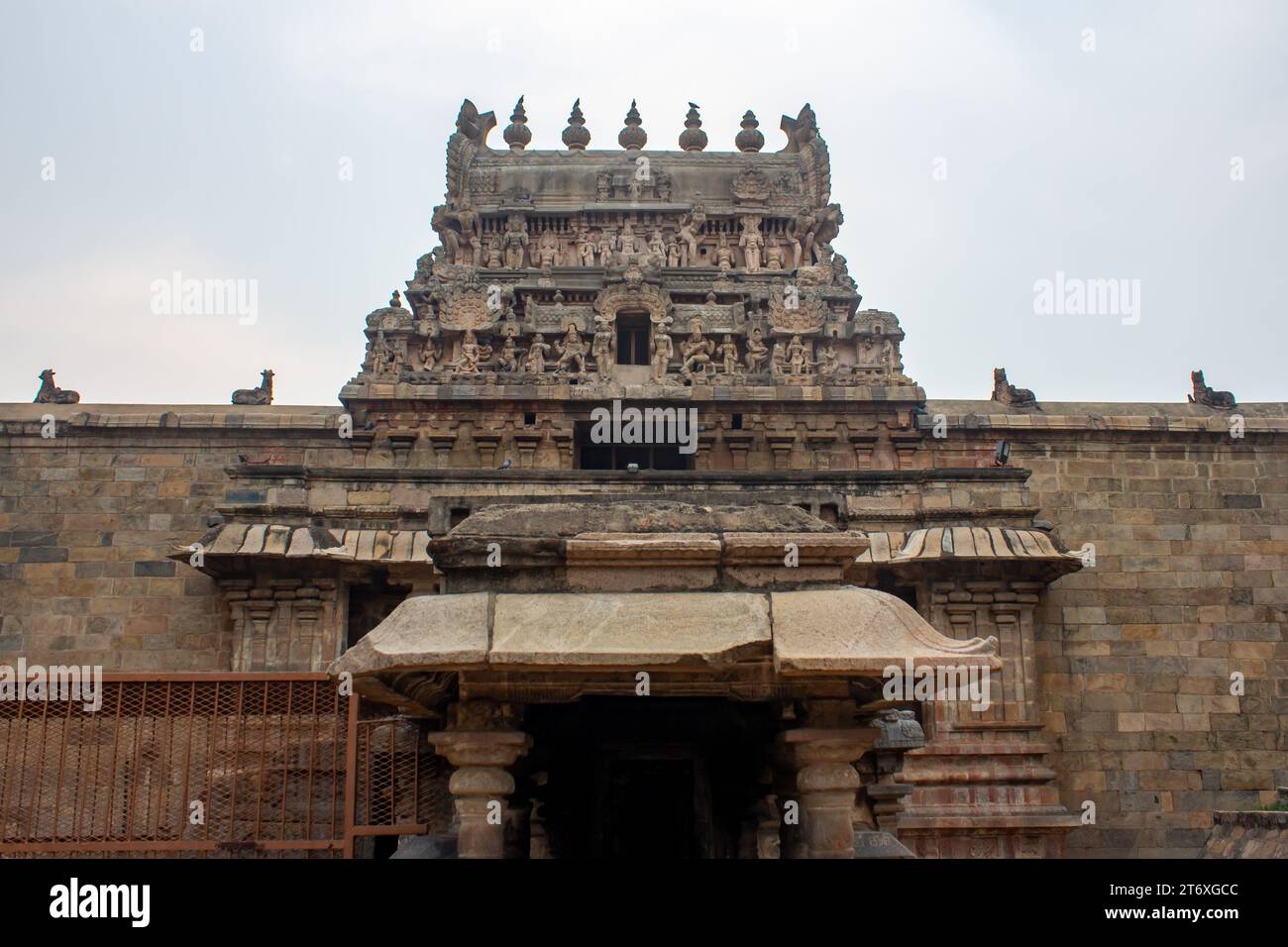 Il Tempio di Airavatesvara è un tempio indù di architettura dravidica situato nella città di Darasuram a Kumbakonam, nel distretto di Thanjavur, nello stato dell'India meridionale Foto Stock