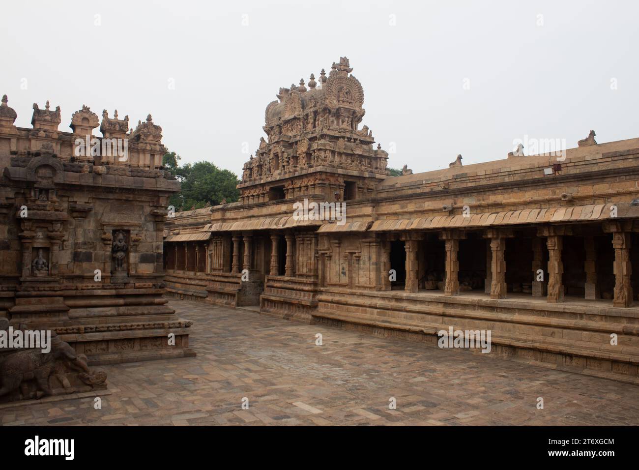 Il Tempio di Airavatesvara è un tempio indù di architettura dravidica situato nella città di Darasuram a Kumbakonam, nel distretto di Thanjavur, nello stato dell'India meridionale Foto Stock