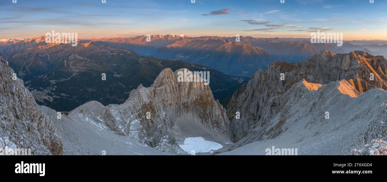 Meravigliose vedute panoramiche all'alba dalle Dolomiti di Brenta, guardando la catena dell'Adamello. Alta alba alpina dalla cima e dal crinale. Foto Stock