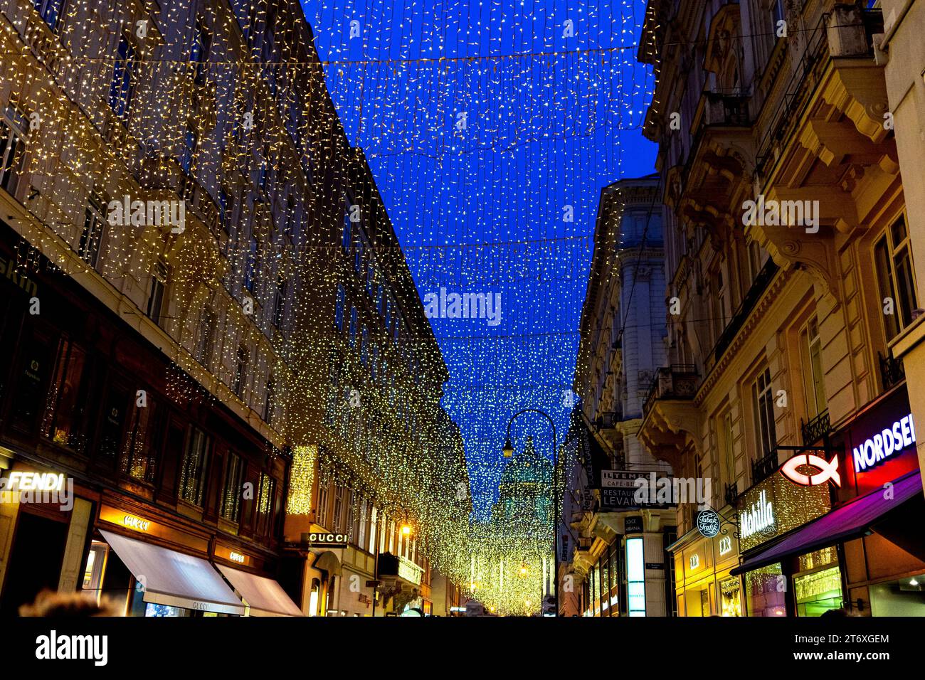 Strade decorate con decorazioni natalizie nel centro di Vienna il 3 dicembre. 2022. Foto Stock