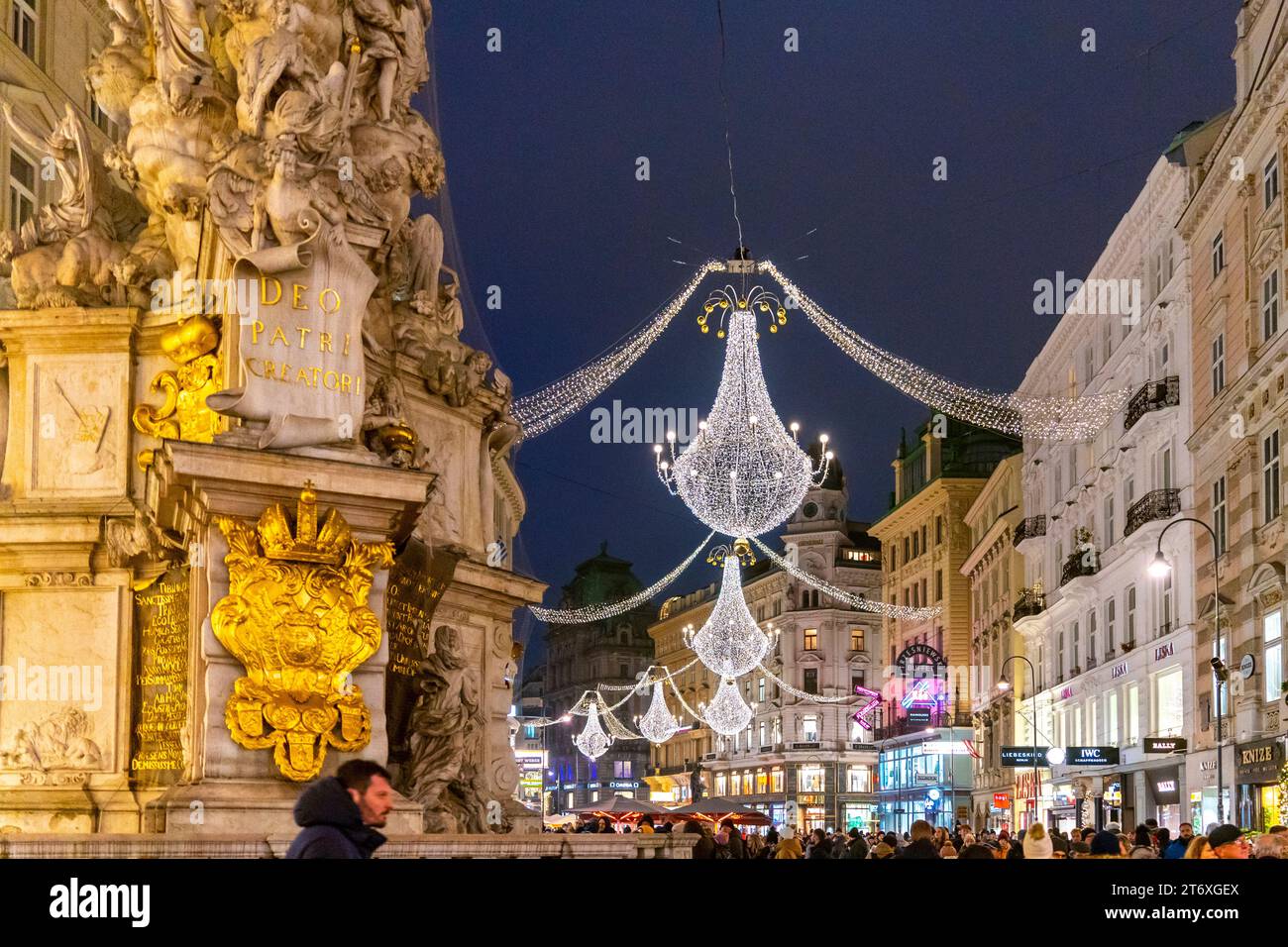 Strade decorate con decorazioni natalizie nel centro di Vienna il 3 dicembre. 2022. Foto Stock