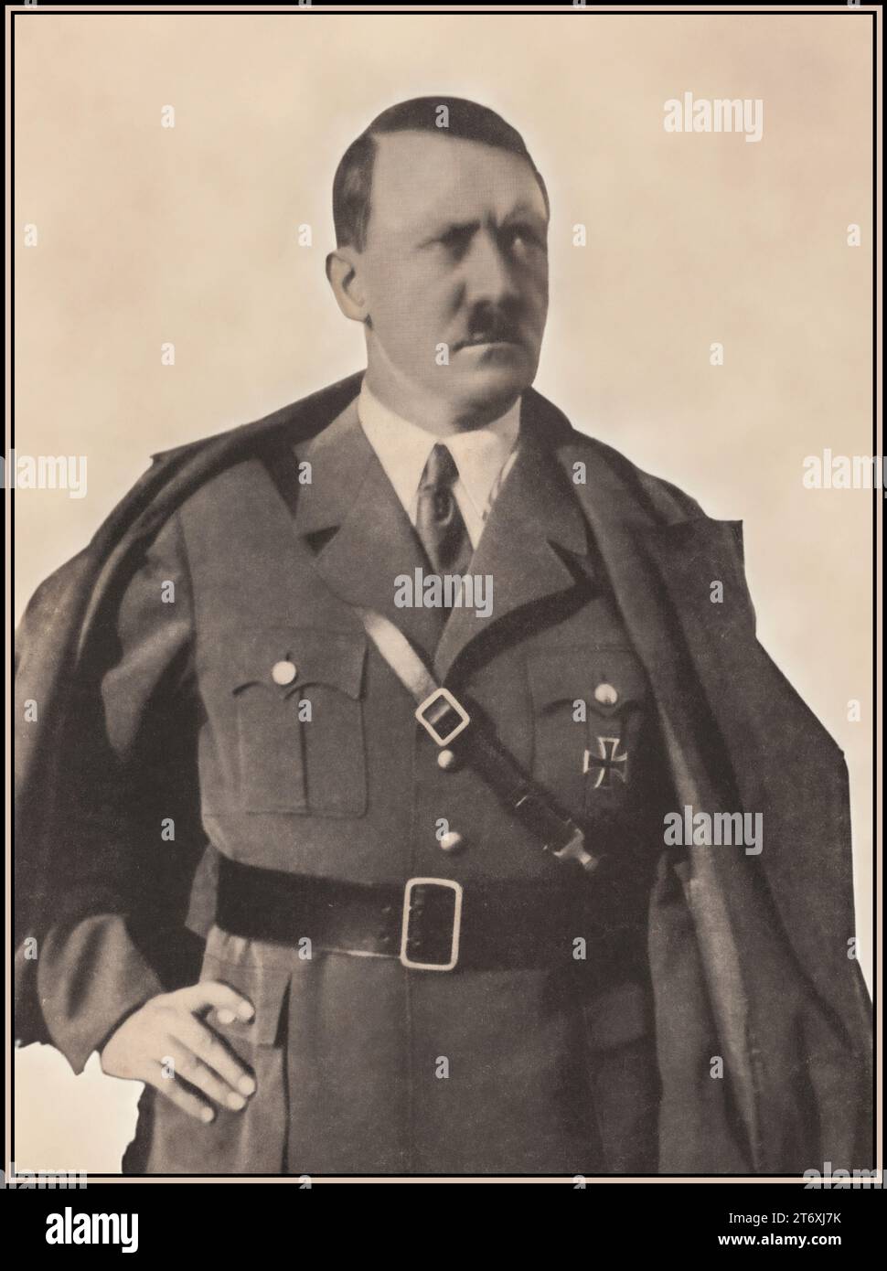 Adolf Hitler ritratto a metà lunghezza degli anni '1930 in uniforme militare dello Studio Hoffmann Germania nazista Foto Stock