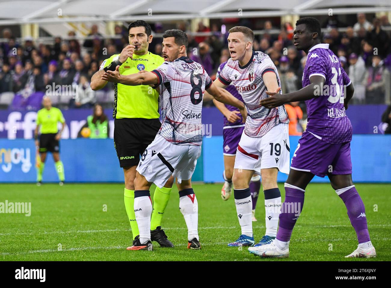 L'arbitro Fabio Maresca guarda al linesman durante ACF Fiorentina vs