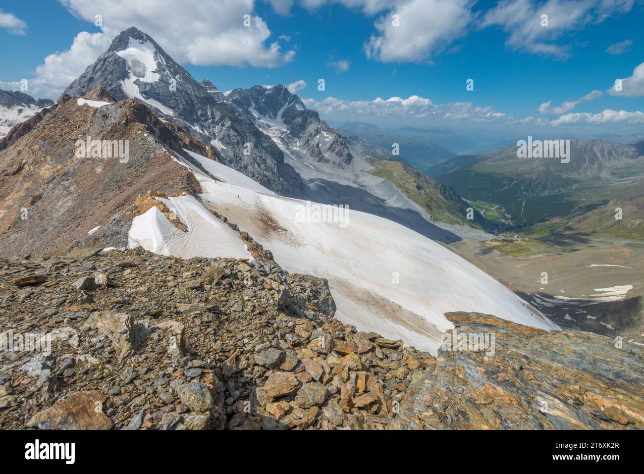 Picco Konigspitze - cima di montagna torreggiante con piccole torri di ghiacciaio sopra il campo di neve e la valle sottostante Foto Stock
