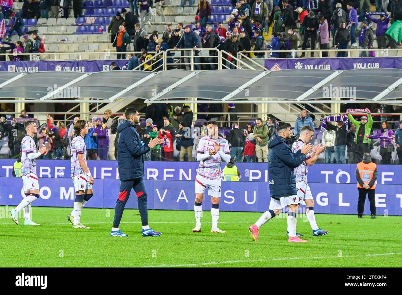 Bologna squadra sotto tifosi durante ACF Fiorentina vs Bologna FC, partita di serie A di calcio italiano a Firenze, Italia, 12 novembre 2023 Foto Stock