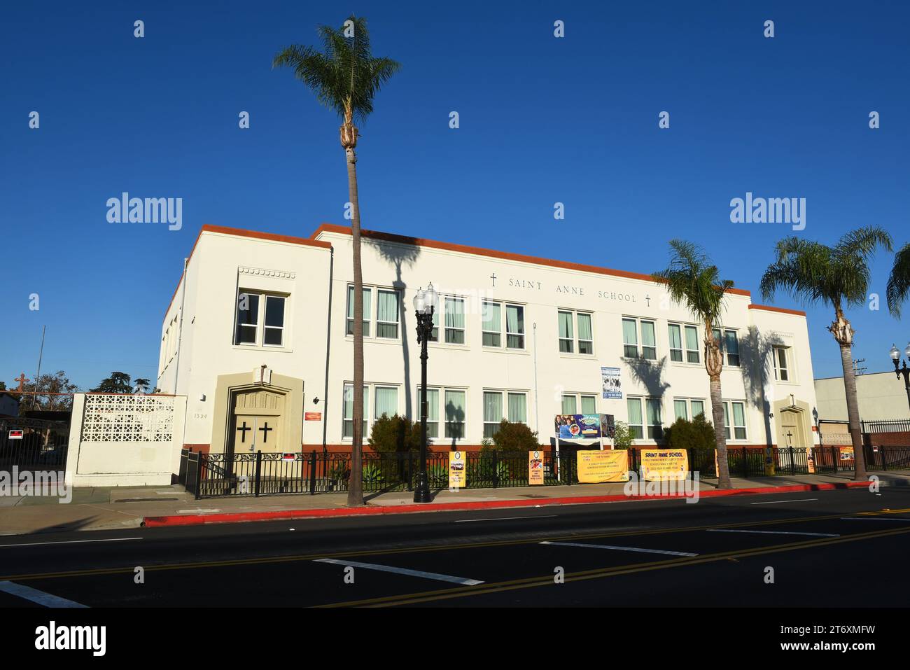 SANTA ANA, CALIFORNIA - 11 novembre 2023: Saint Annes Catholic School, sulla Main Street, accanto alla chiesa. Foto Stock