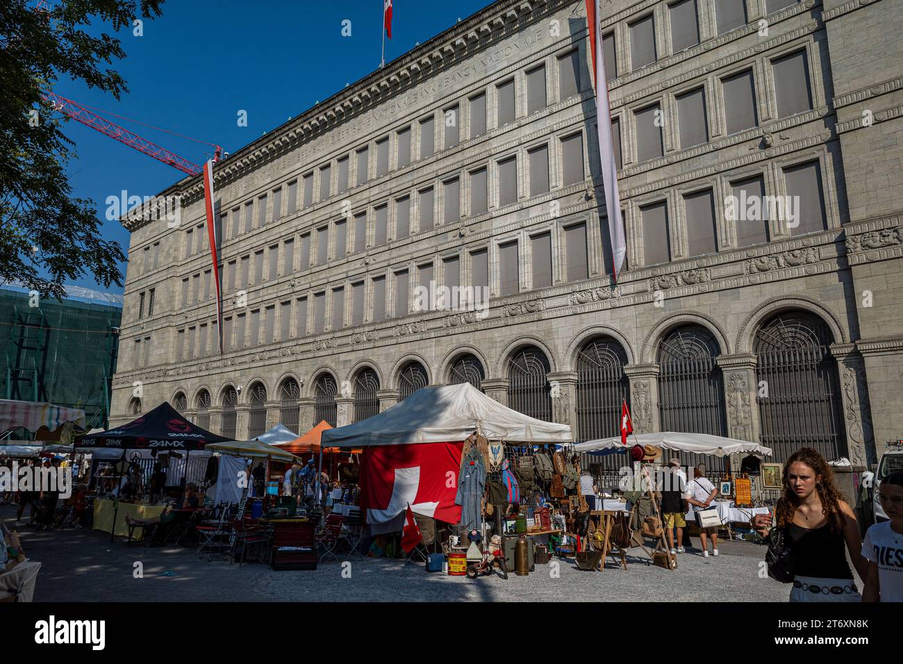 Banca nazionale svizzera a zurigo con il mercato delle pulci in primo piano Foto Stock