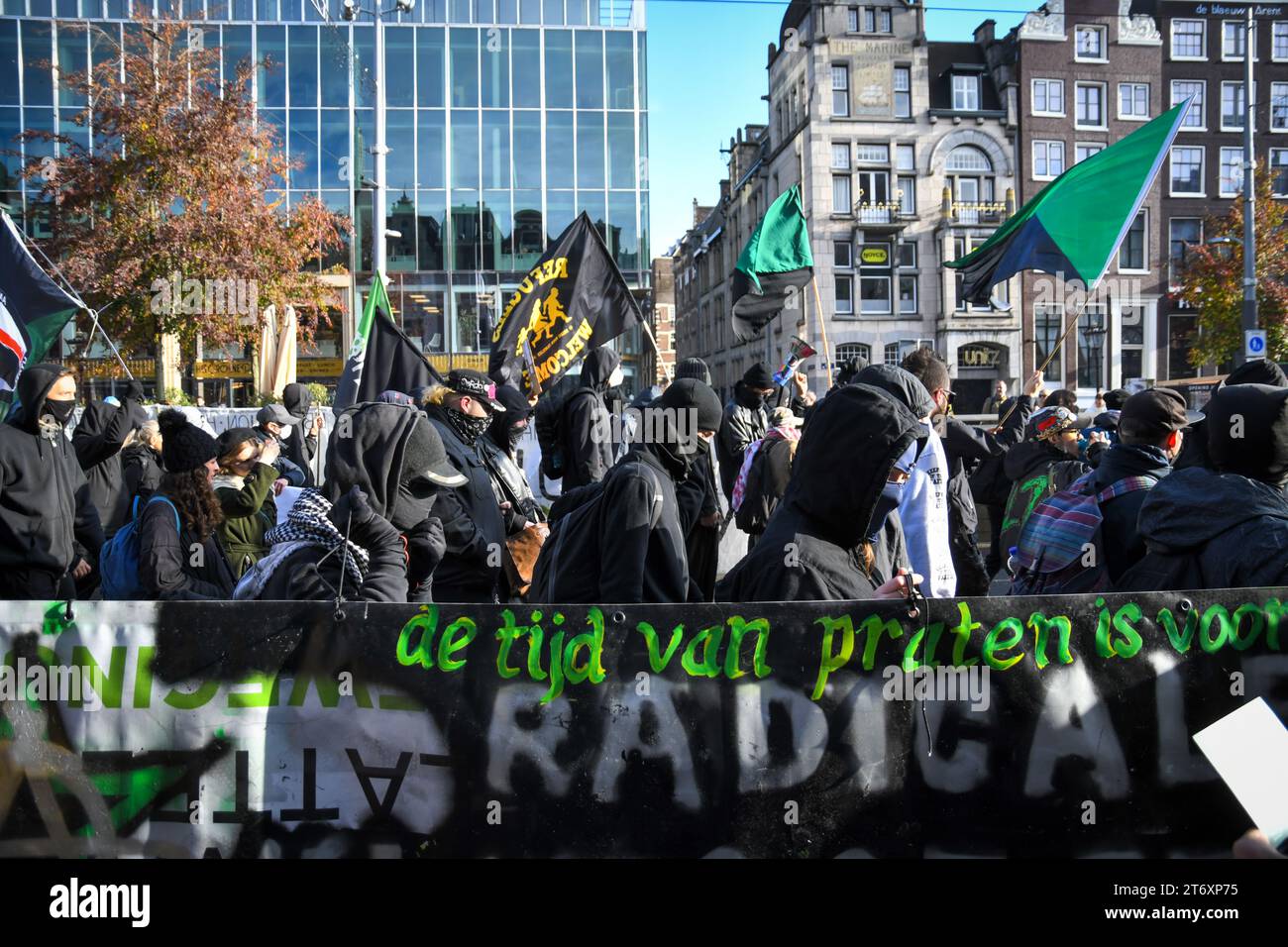 Amsterdam, Paesi Bassi. 12 novembre 2023. Più di 80,000 persone hanno marciato attraverso Amsterdam per protestare contro il cambiamento climatico. L'attivista svedese Greta Thunberg è stata una delle oratrici. Crediti: Pmvfoto/Alamy Live News Foto Stock