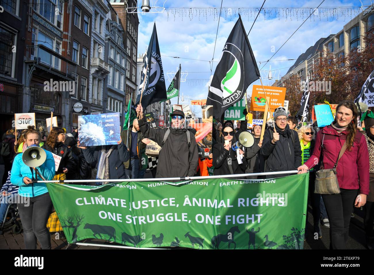 Amsterdam, Paesi Bassi. 12 novembre 2023. Più di 80,000 persone hanno marciato attraverso Amsterdam per protestare contro il cambiamento climatico. L'attivista svedese Greta Thunberg è stata una delle oratrici. Crediti: Pmvfoto/Alamy Live News Foto Stock
