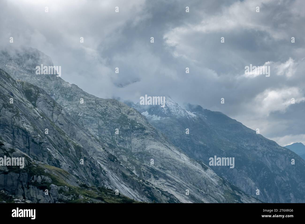 Le cime si nascondono tra le nuvole delle Alpi in Svizzera Foto Stock