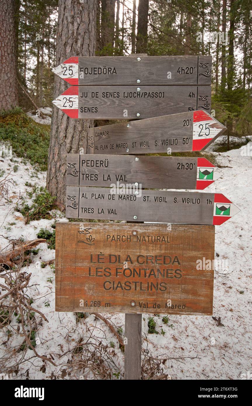 Segnaletica del percorso nel Parco naturale Fanes-Senes-Braies, San Vigilio di Marebbe, Trentino-alto Adige, Italia Foto Stock