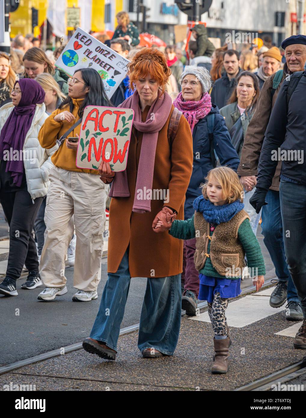 Amsterdam, Paesi Bassi, 12.11.2023, attivisti per il clima durante marzo ad Amsterdam Foto Stock