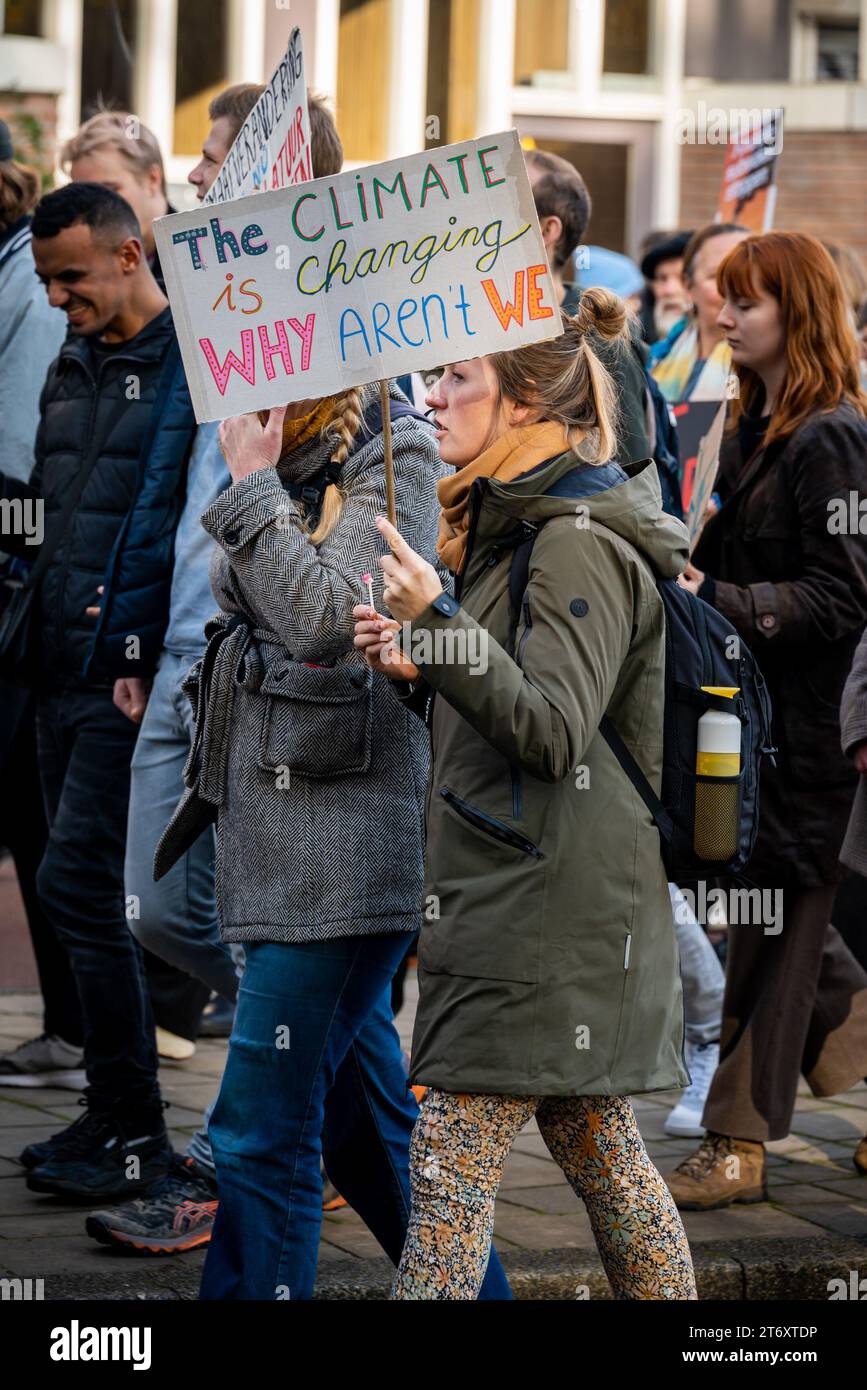 Amsterdam, Paesi Bassi, 12.11.2023, attivisti per il clima durante marzo ad Amsterdam Foto Stock