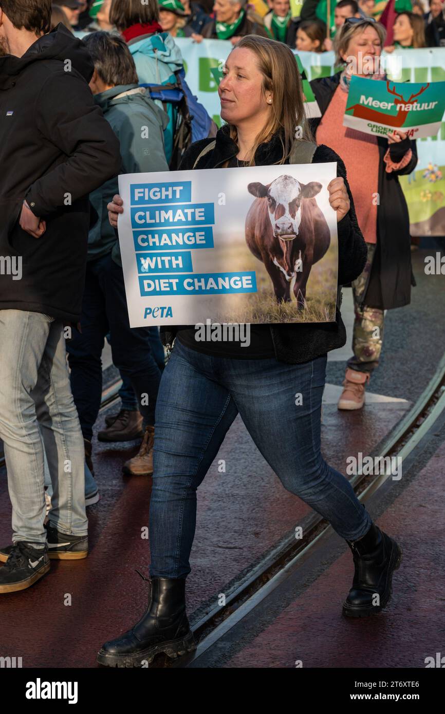 Amsterdam, Paesi Bassi, 12.11.2023, attivisti per il clima durante marzo ad Amsterdam Foto Stock