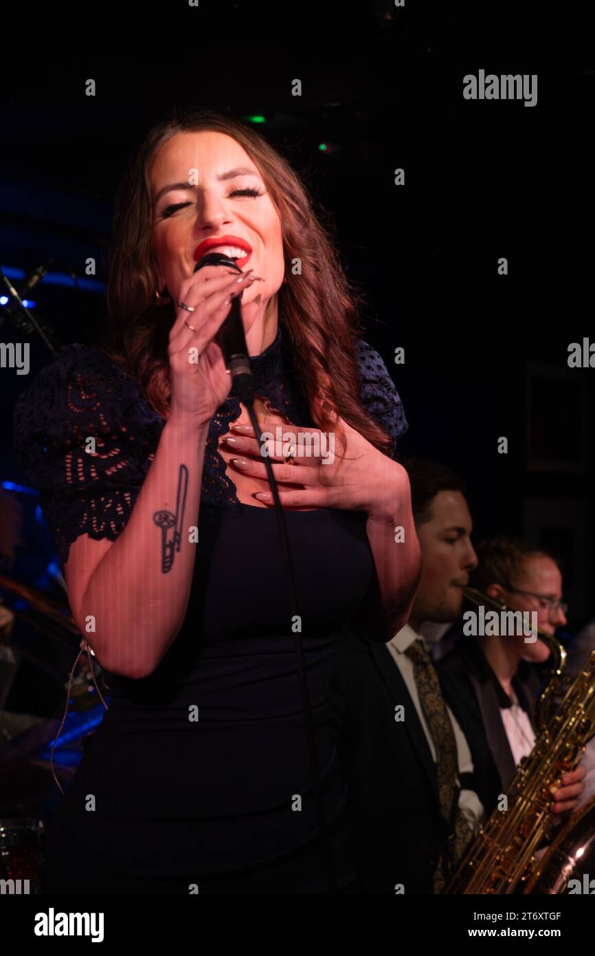 Emma Smith e The Sam Every Big Band si esibiscono al Pizza Express Jazz Club al London Jazz Festival 2023, Londra; Inghilterra; Regno Unito Foto Stock