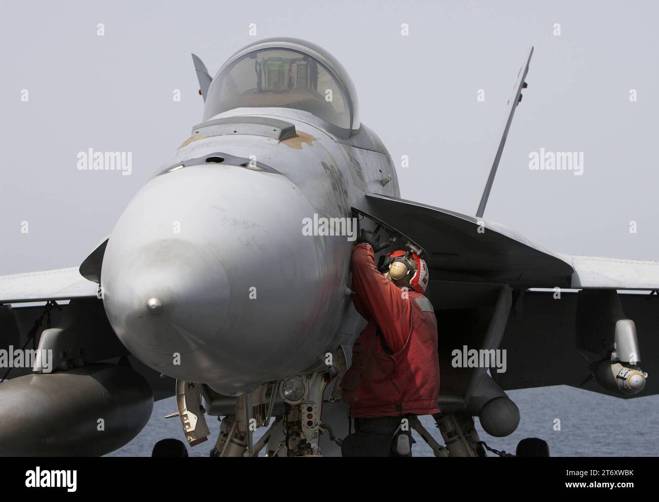 Ein Kampfflugzeug der U.S. Navy USN vom Typ Boeing F/A-18E Super Hornet auf dem amerikanischen Flugzeugträger USS Abraham Lincoln CVN-72. Flugaktivitäten An Bord des US-amerikanischen Flugzeugträgers USS Abraham Lincoln CVN-72 mit Kampfflugzeugen vom Typ Boeing F/A-18 e/F Super Hornet im Persischen Golf während operazione Iraqi Freedom / Enduring Freedom im mai 2008. *** A U S Navy USN Boeing F A 18E Super Hornet caccia sulla portaerei statunitense USS Abraham Lincoln CVN 72 attività di volo a bordo della portaerei statunitense USS Abraham Lincoln CVN 72 con Boeing F A 18 e F Super Hornet f Foto Stock