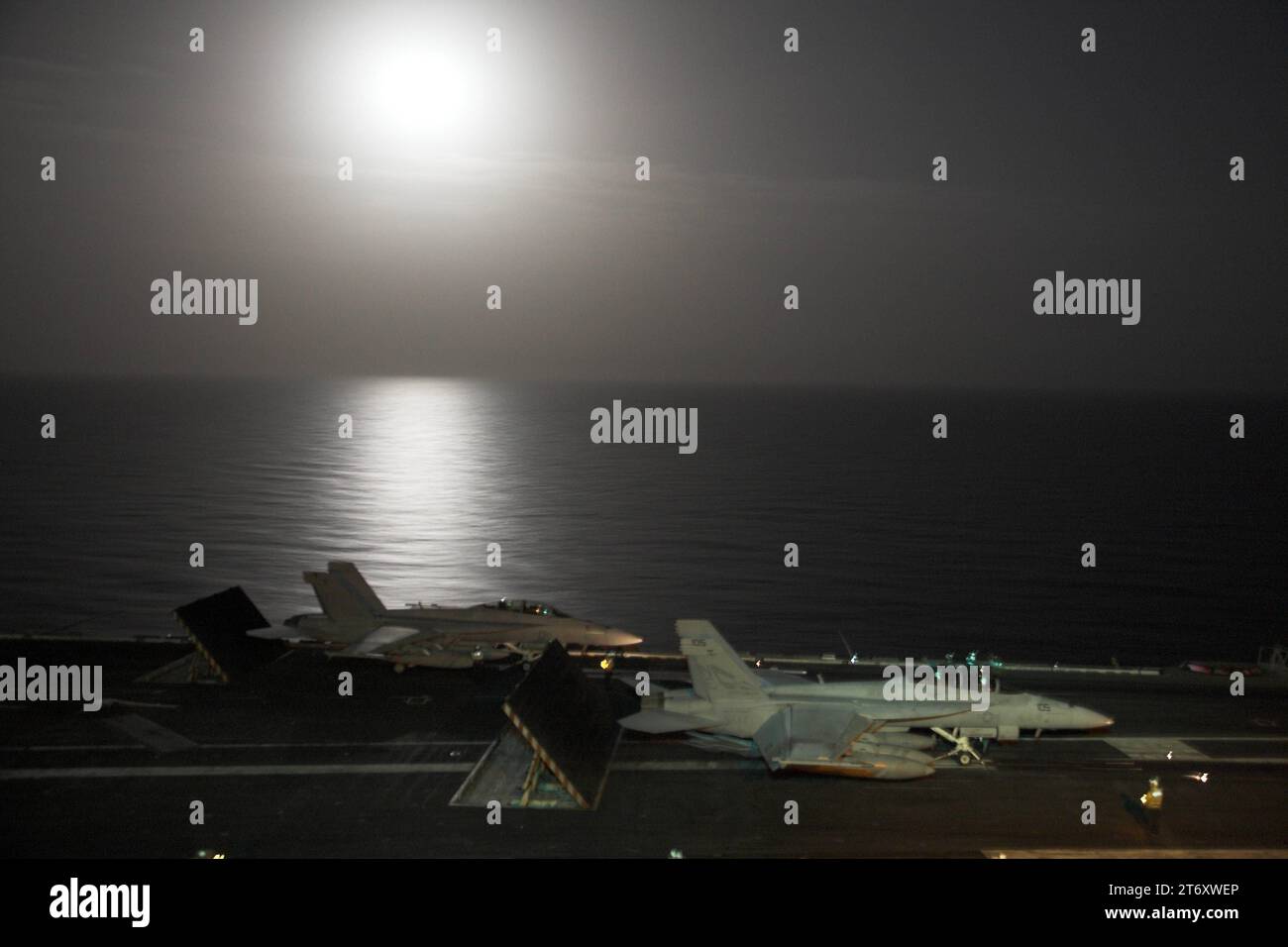 Zwei Kampfflugzeuge der U.S. Navy USN vom Typ Boeing F/A-18E Super Hornet der VFA-2 kurz vor dem Katapultstart vom US-amerikanischen Flugzeugträger USS Abraham Lincoln CVN-72 bei Nacht. Flugaktivitäten An Bord des US-amerikanischen Flugzeugträgers USS Abraham Lincoln CVN-72 mit Kampfflugzeugen vom Typ Boeing F/A-18 e/F Super Hornet im Persischen Golf während operazione Iraqi Freedom / Enduring Freedom im mai 2008. *** Due U S Navy USN Boeing F A 18E Super Hornet caccia di VFA 2 poco prima del decollo della catapulta dalla portaerei statunitense USS Abraham Lincoln CVN 72 at Night Flight ACT Foto Stock