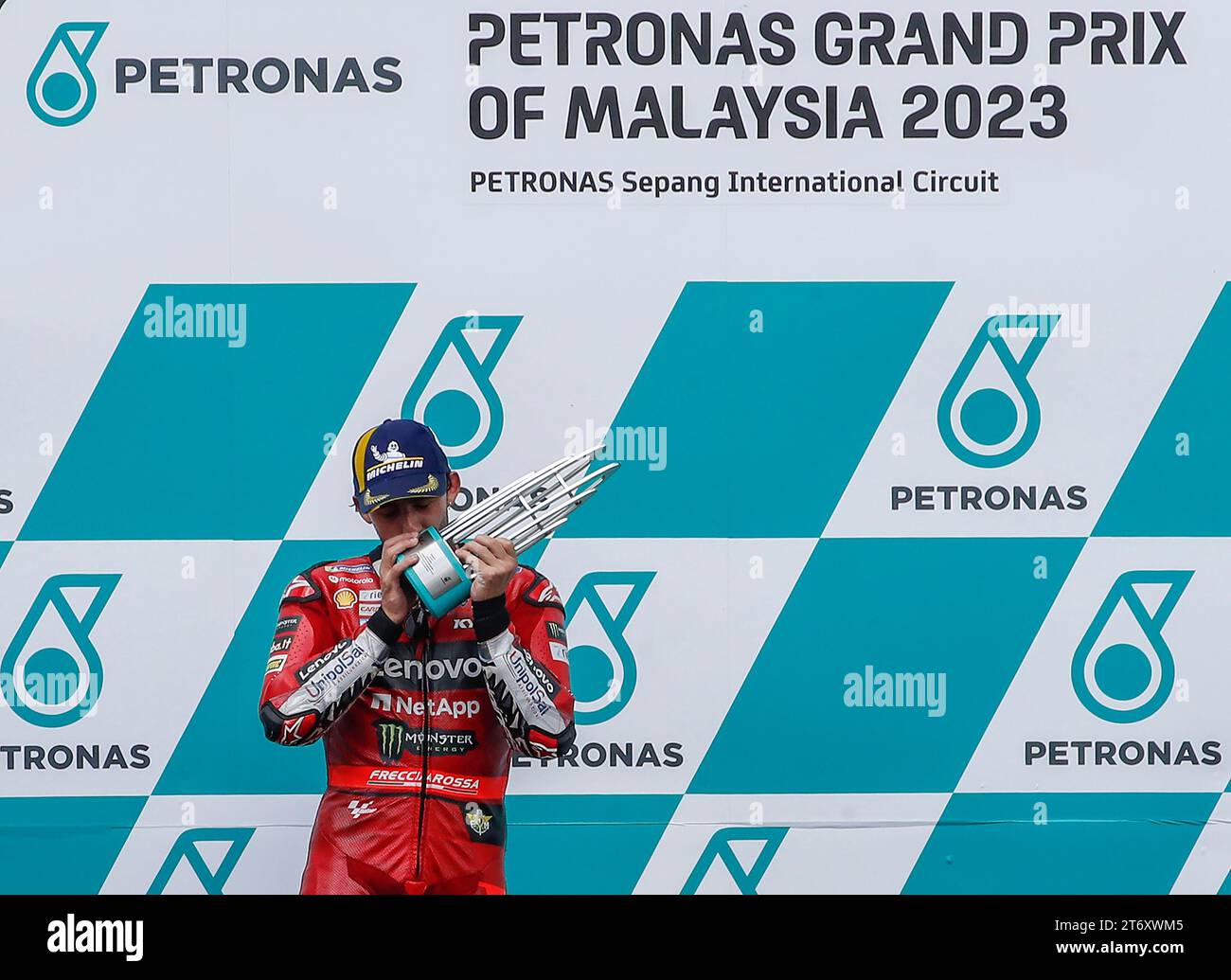 Kuala Lumpur, Malesia. 12 novembre 2023. Il pilota italiano Enea Bastianini del Ducati Lenovo Team bacierà il trofeo alla cerimonia della vittoria dopo aver vinto la gara MotoGP durante la gara MotoGP del Gran Premio Petronas di Malesia sul Sepang International Circuit. Credito: SOPA Images Limited/Alamy Live News Foto Stock
