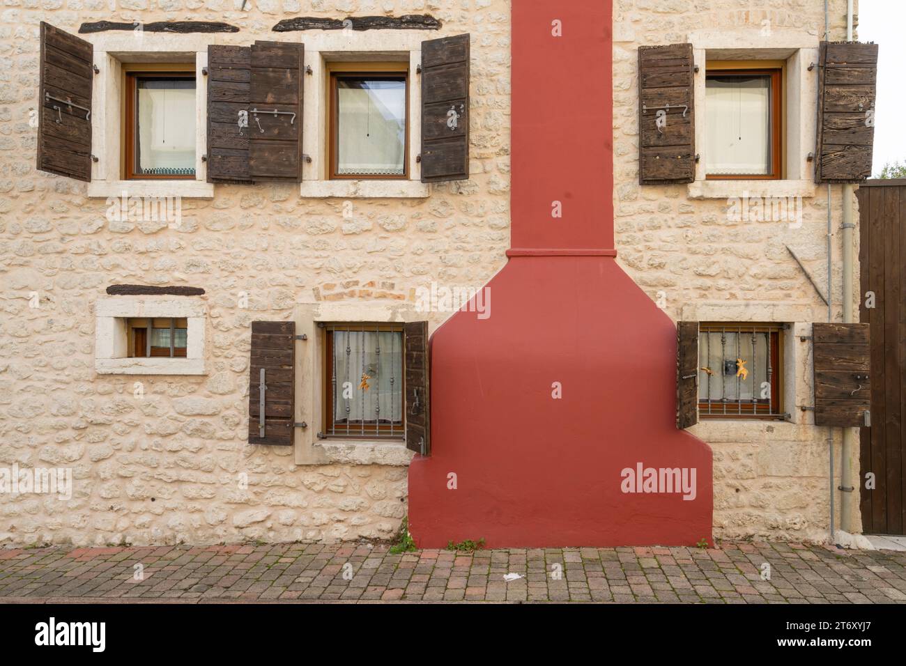 Vista sulla facciata esterna di una tipica casa rurale del nord Italia Foto Stock