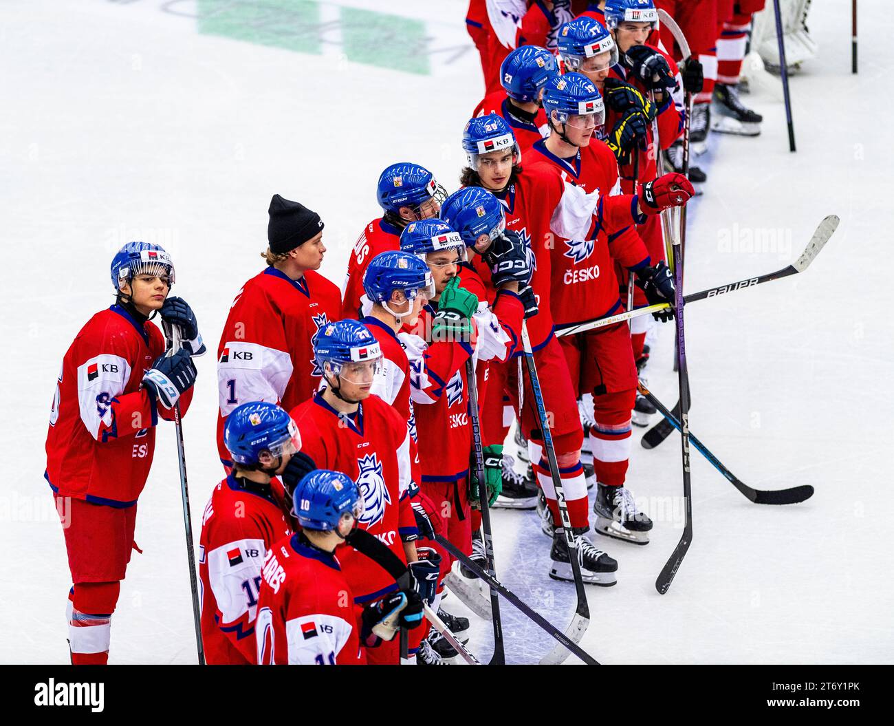 Delusi i giocatori di hockey della Repubblica Ceca dopo la partita del torneo U20 5 Nations 2023 Repubblica Ceca contro Slovacchia a Chomutov, Repubblica Ceca, 12 novembre 2023. (Foto CTK/Ondrej Hajek) Foto Stock