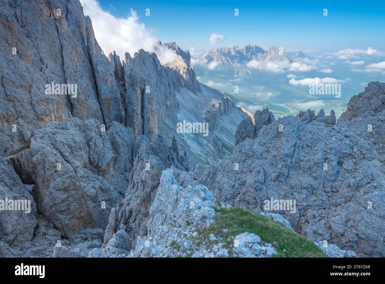 Via ferrata Santner nel gruppo del Catinaccio delle Dolomiti. Escursioni alpine attraverso ripidi pendii rocciosi e pinnacoli calcarei. Foto Stock
