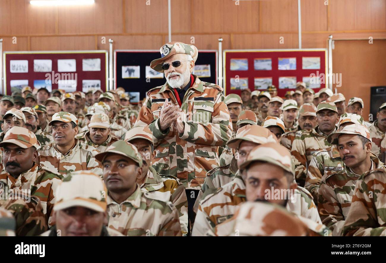 Lepcha, India. 12 novembre 2023. Il primo ministro indiano Narendra modi applaude per celebrare il festival di Diwali durante una visita con i soldati in una remota base himalayana, il 12 novembre 2023 a Lepcha, Himachal Pradesh, India. Credito: PIB Photo/Press Information Bureau/Alamy Live News Foto Stock