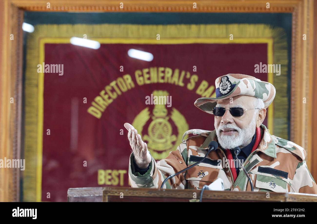 Lepcha, India. 12 novembre 2023. Il primo ministro indiano Narendra modi fa delle osservazioni in occasione del festival di Diwali durante una visita con i soldati in una remota base himalayana, il 12 novembre 2023 a Lepcha, Himachal Pradesh, India. Credito: PIB Photo/Press Information Bureau/Alamy Live News Foto Stock