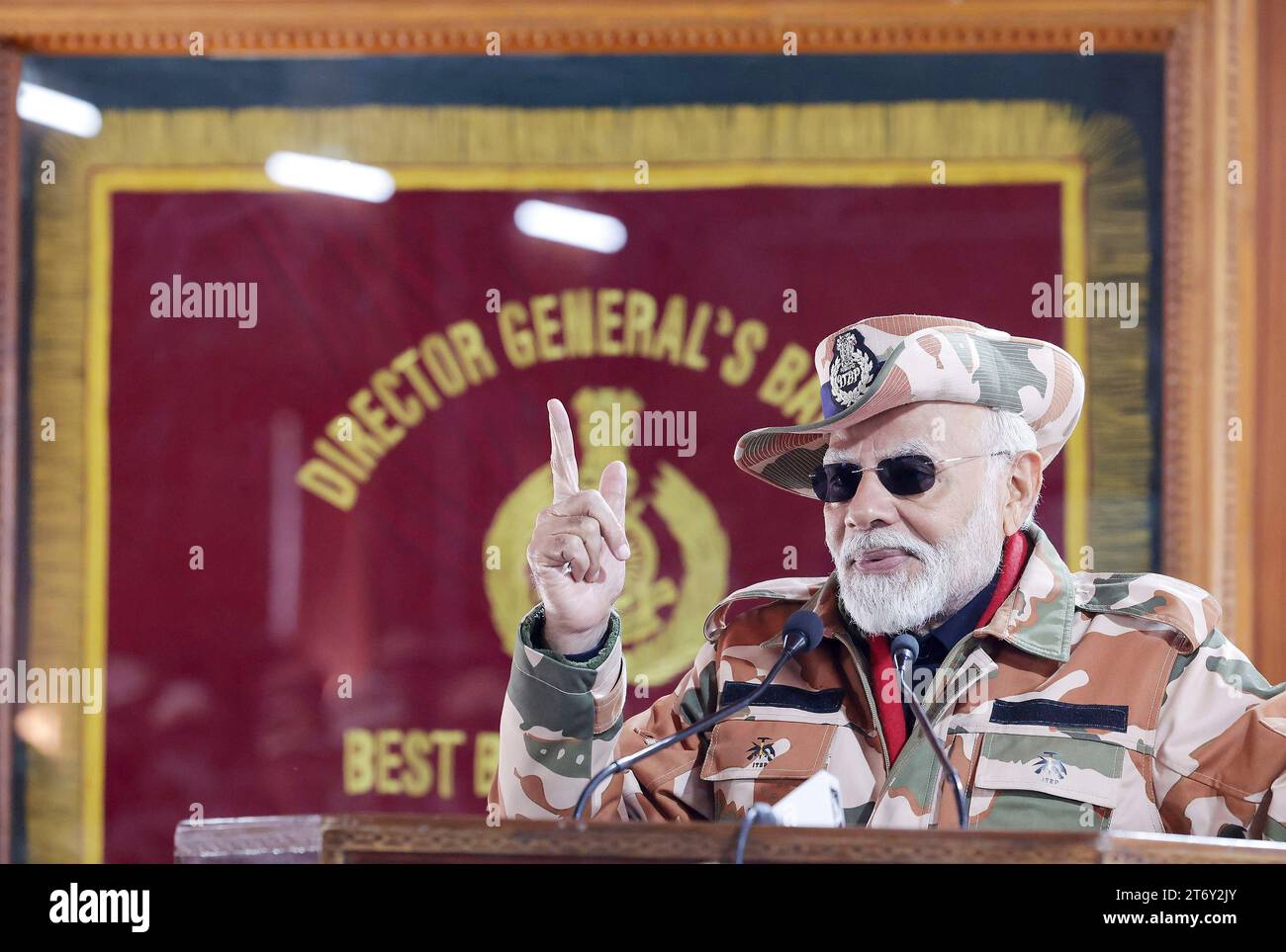 Lepcha, India. 12 novembre 2023. Il primo ministro indiano Narendra modi fa delle osservazioni in occasione del festival di Diwali durante una visita con i soldati in una remota base himalayana, il 12 novembre 2023 a Lepcha, Himachal Pradesh, India. Credito: PIB Photo/Press Information Bureau/Alamy Live News Foto Stock