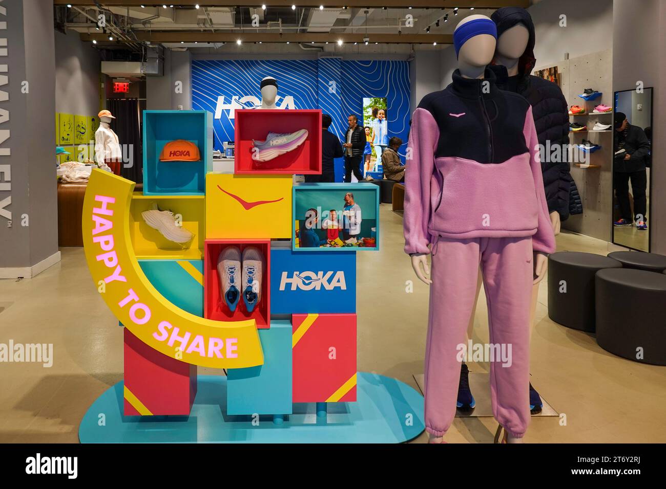 Il negozio di scarpe da atletica Hoka si trova sulla quinta Avenue a Midtown Manhattan, 2023, New York City, Stati Uniti Foto Stock