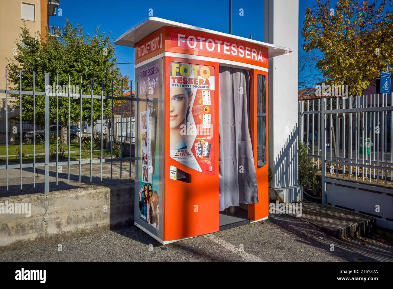 Italia - 11 novembre 2023: Cabina foto passaporto italiano automatico nel parcheggio del centro Foto Stock